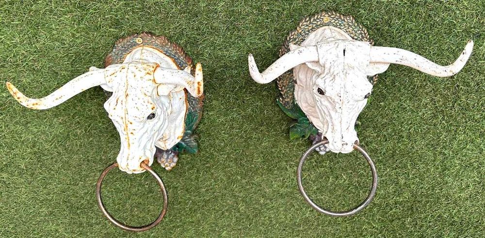 Cabeças de touros em ferro fundido, mural