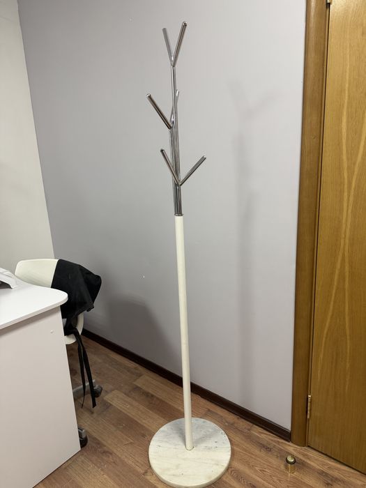 Металева вішалка для одежи