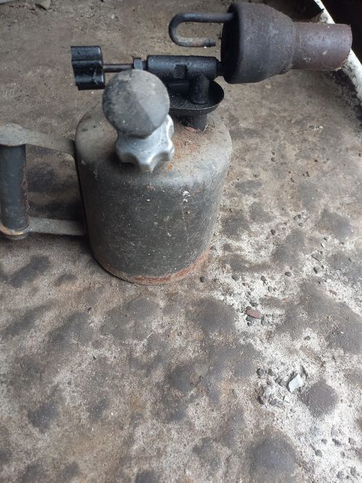 Обпалювальна лампа на бензин