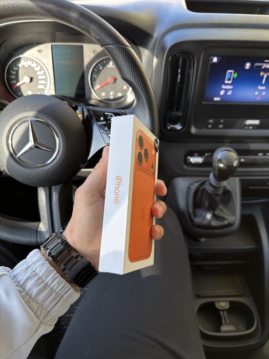 Практично новий Iphone 17pro cosmic orange