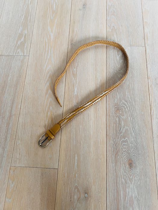 Camelowy pasek ze złotą poświatą