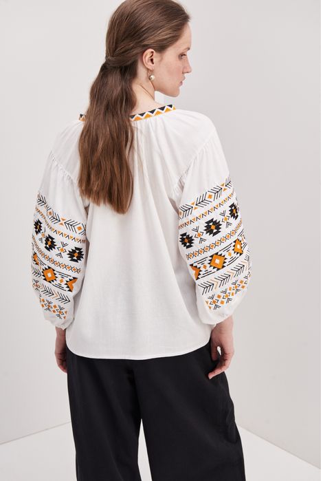 Жіноча вишиванка бренду Merezka розмір М