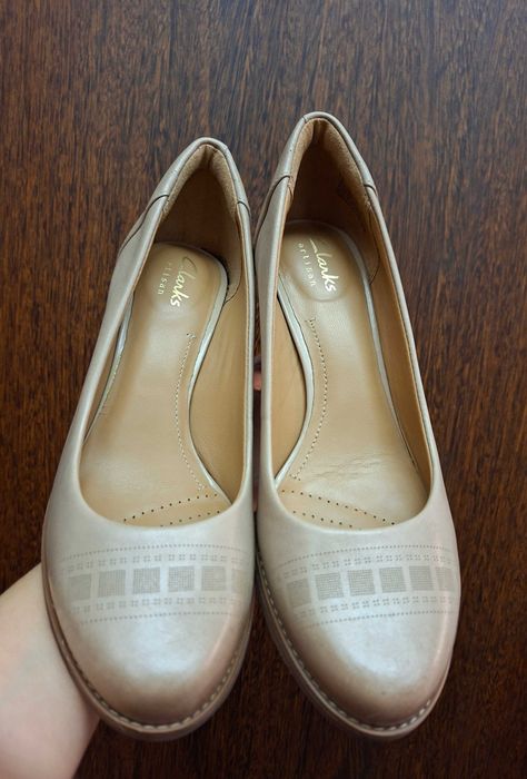 Sapatos marca Clarks em pele cor nude de salto alto