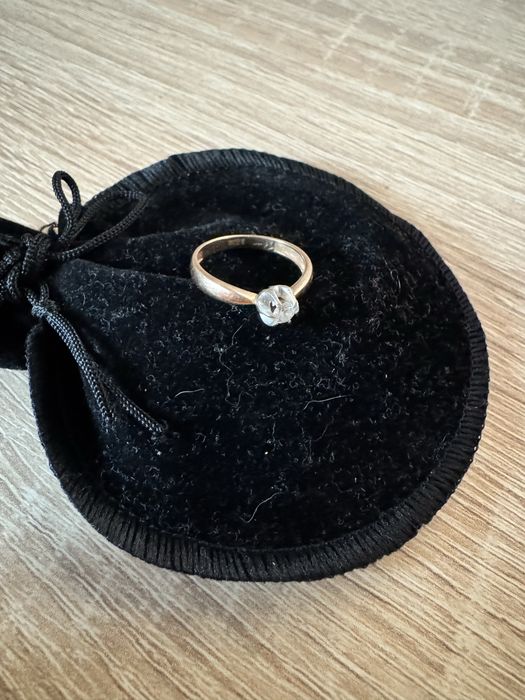 Золоте кільце з діамантом