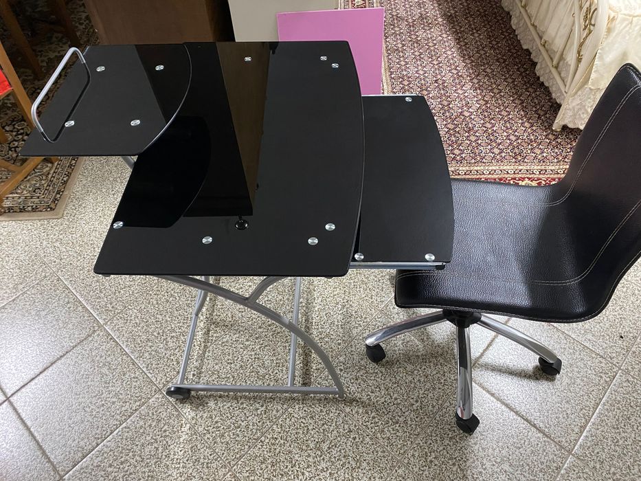 Secretária com cadeira de rodas mais um caixote do lixo