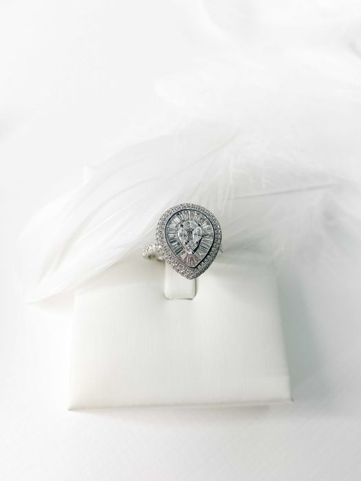 Pierścionek z diamentami Łezka 1.62 CT