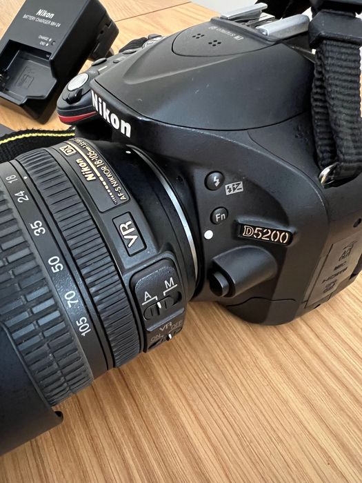 NIKON D5200 com lente e acessórios em bom estado