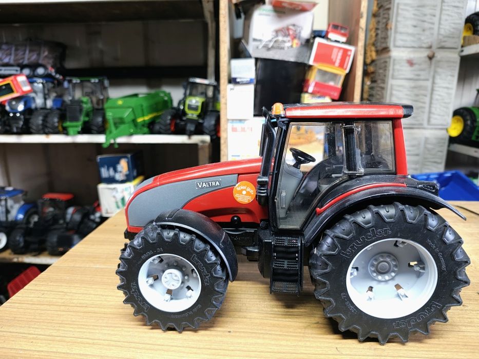Bruder traktor Valtra
