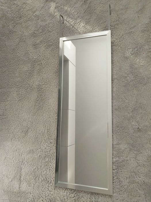 Lustro w chromowanej ramie na drzwi