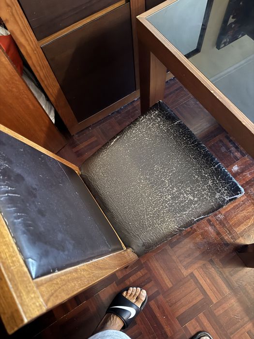 Mesa com quatro cadeiras