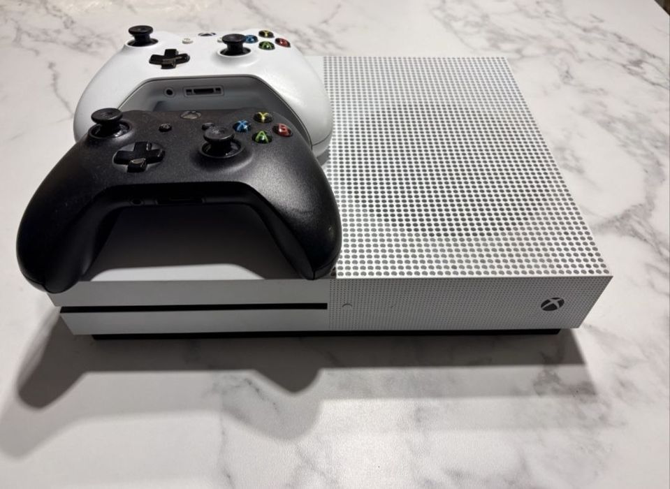 Xbox One S + dwa pada -1 TB