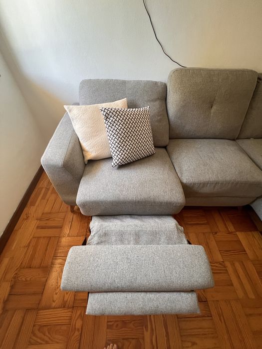 Sofá de 3 lugares com chaise longue cinzento da Conforama - URGENTE