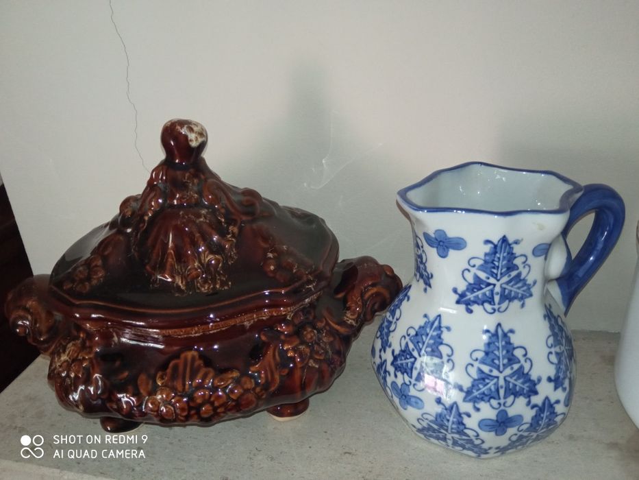 Potes em louça da Sociedade Porcelanas