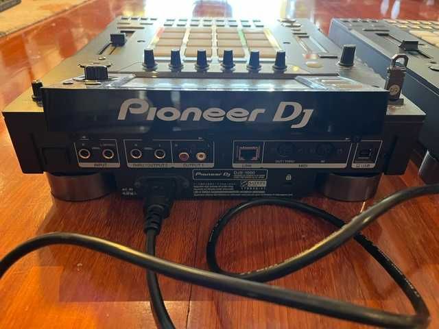 2x Pioneer DJ DJS-1000, samplers/sequenciadores autónomos com ecrã tátil