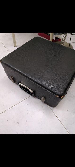 Máquina de escrever TRIUMPH vintage com mala própria de transporte.