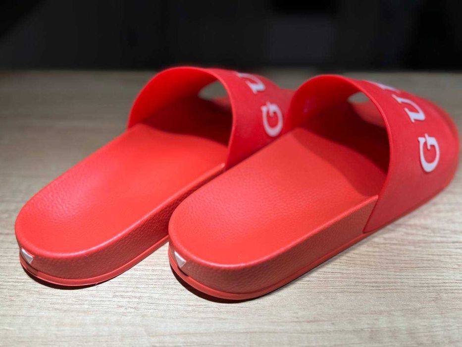 Шльопанці  Guess