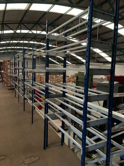 Estantes metálicas e madeira para armazenamento e organização