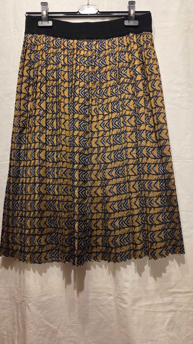 Plisowana kolorowa spódnica.