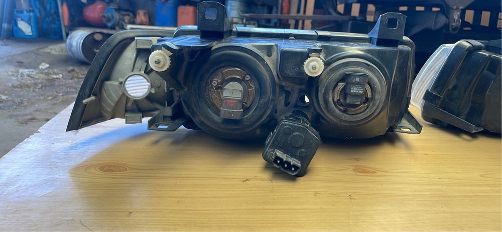Par de faróis BMW E36 Hella originais