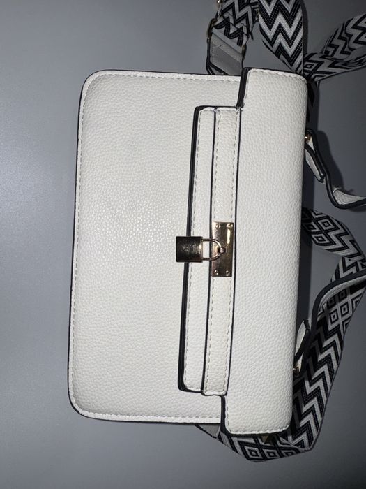 Біла сумка із золотою фурнітурою