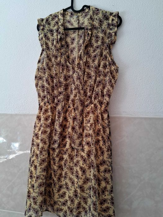 Vestido Lefties e vestido Stradivarius.