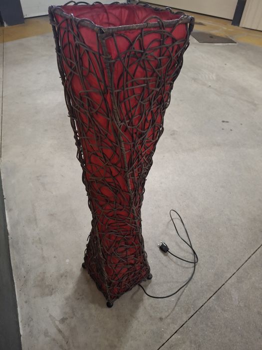 Candeeiro vime com tecido vermelho