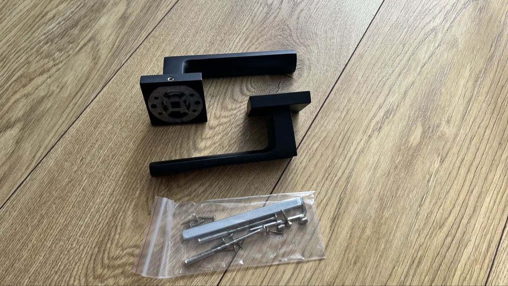 Klamka Euforia 2x z kwadratowym szyldem, czarny mat NOWE