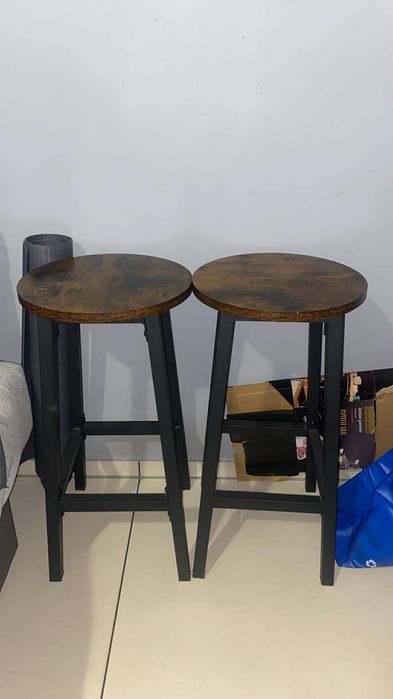 Stolik barowy i dwa hokery