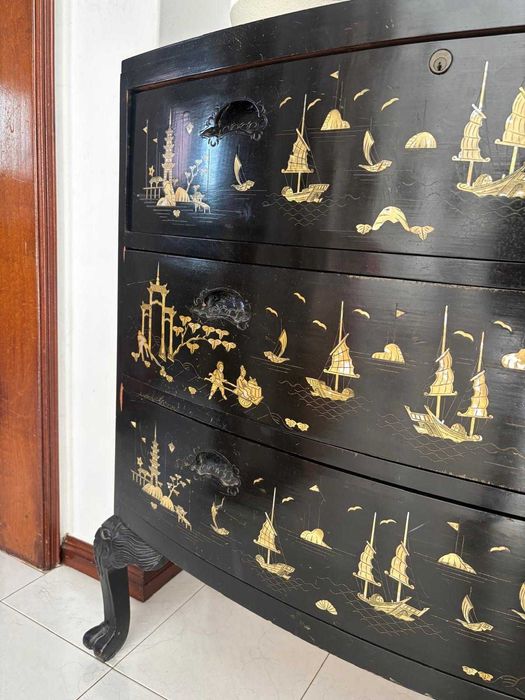 Cómoda estilo Chinoiserie com decoração dourada – Século XX