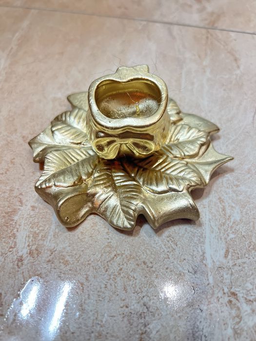 Vela em forma de maça dourada