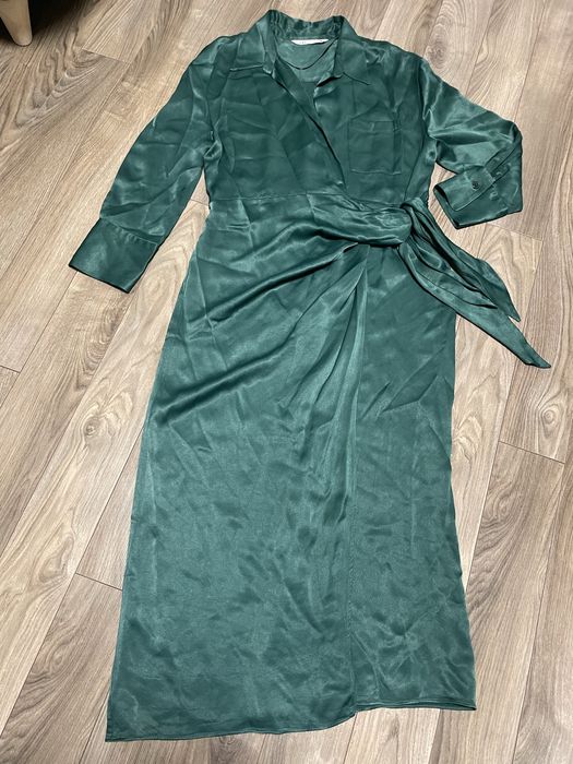 Zielona satynowa sukienka Zara