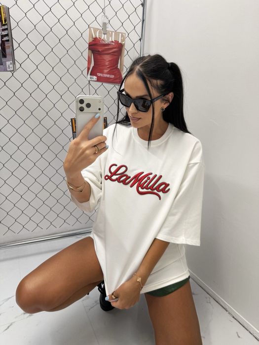 LA MILLA / t-shirt z haftowanym czerwonym logo / biały / oversize