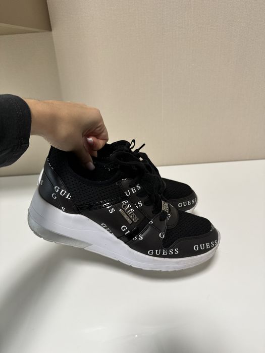 Кроссовки guess