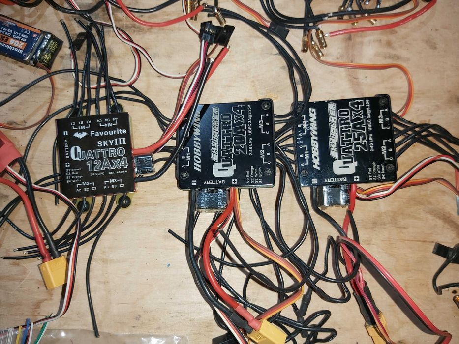 Zbiór regulatorów ESC i BEC jak na zdjęciu.