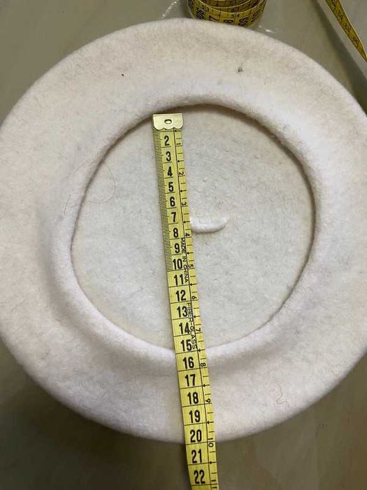 beret branco e castanho