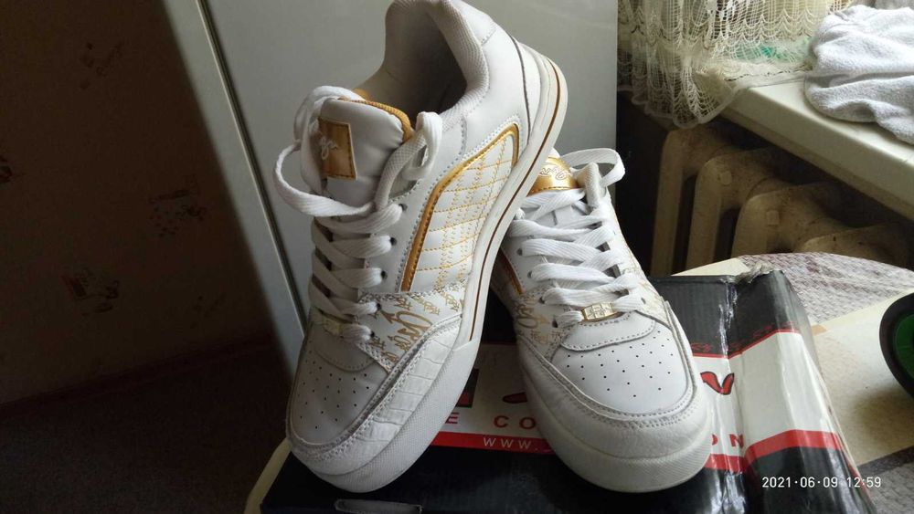 кроссовки женские