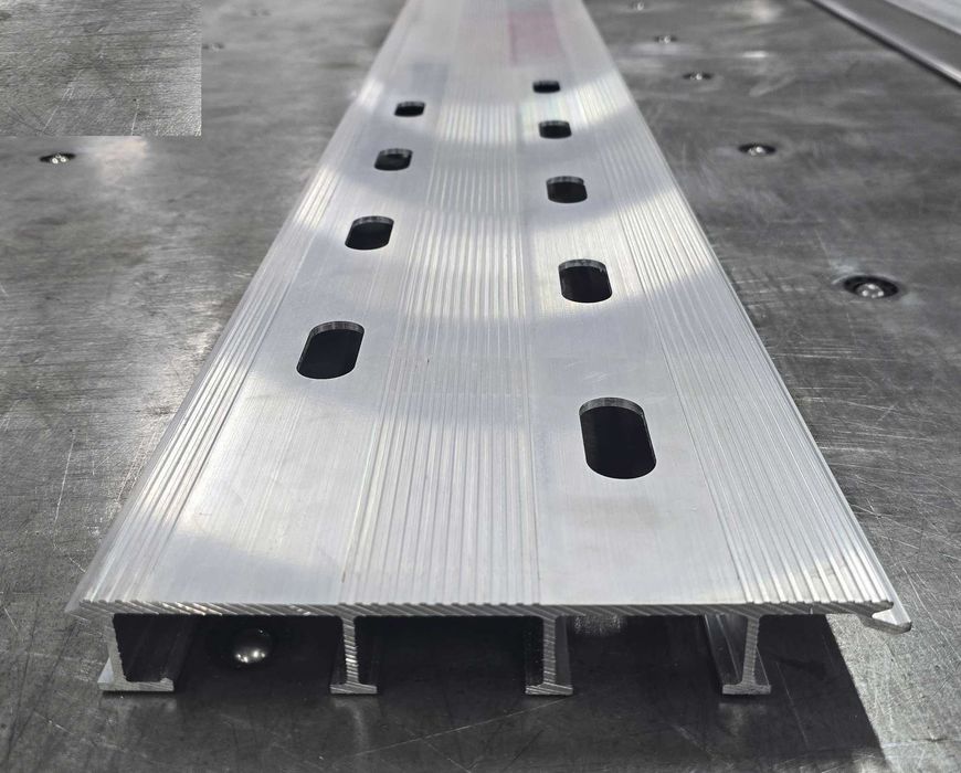 58589F Deska podłogowa aluminiowa 230x20cm Laweta Najazd Certyfikat VDI 2700 Panel podłogowy aluminiowy Platforma Pomoc drogowa Holownik Autolaweta