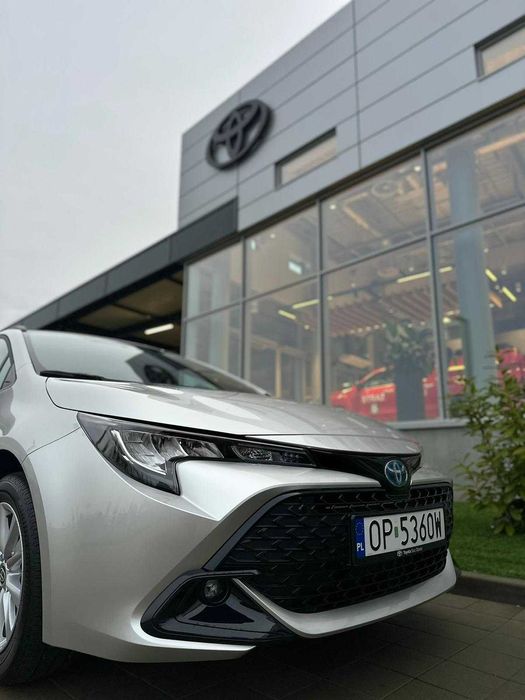 Wynajem samochodu Toyota Corolla hybrid kombi wynajem busa 9 osobowego