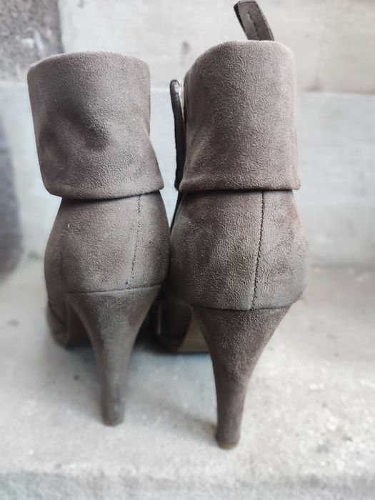 Buty na wysokim obcasie z suwakami