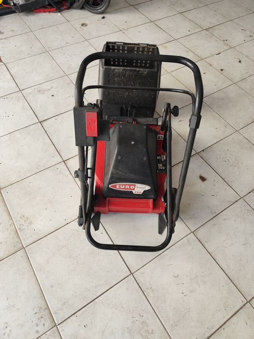Máquina de cortar relva