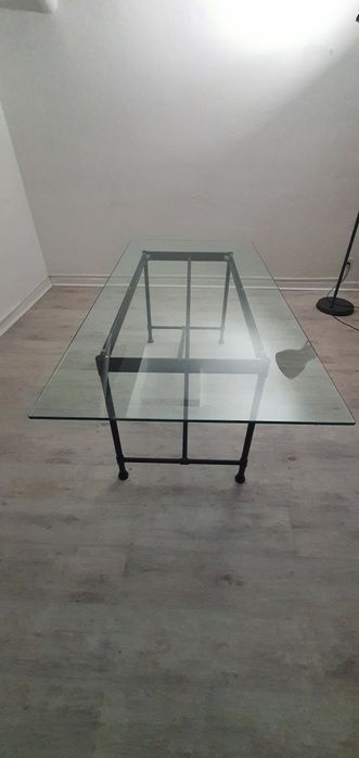 Mesa em vidro com base metálica