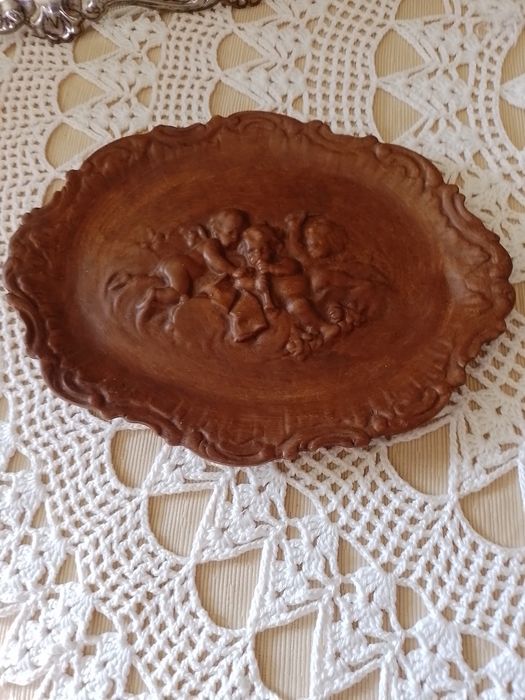 Placa decorativa com anjos em relevo