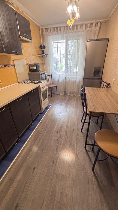 Продам 3к улучшенку 1й эт/9и кухня 9м газ, кирпич, м. Ботсад