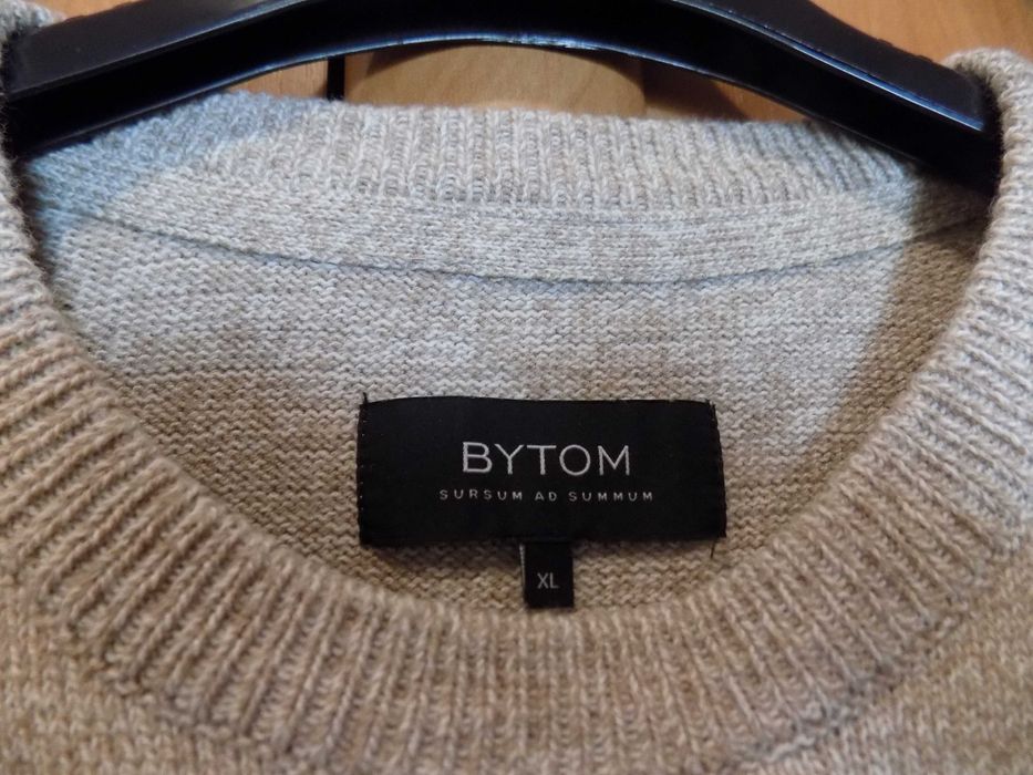 sweter  koloru beżowego m-ki BYTOM