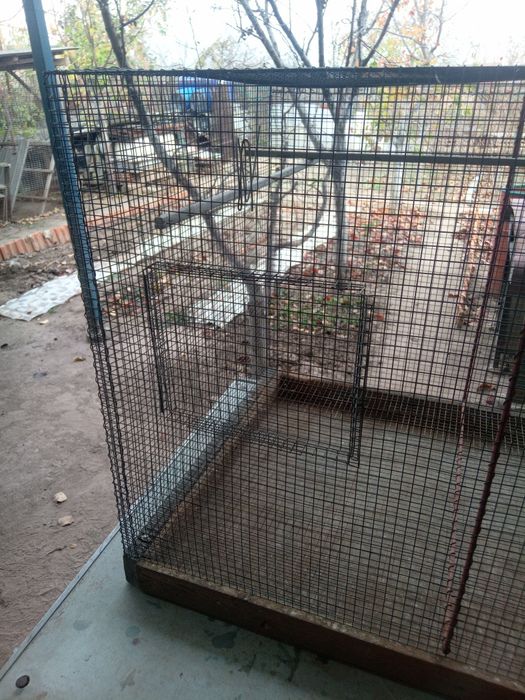 Клітки для розведення папуг.