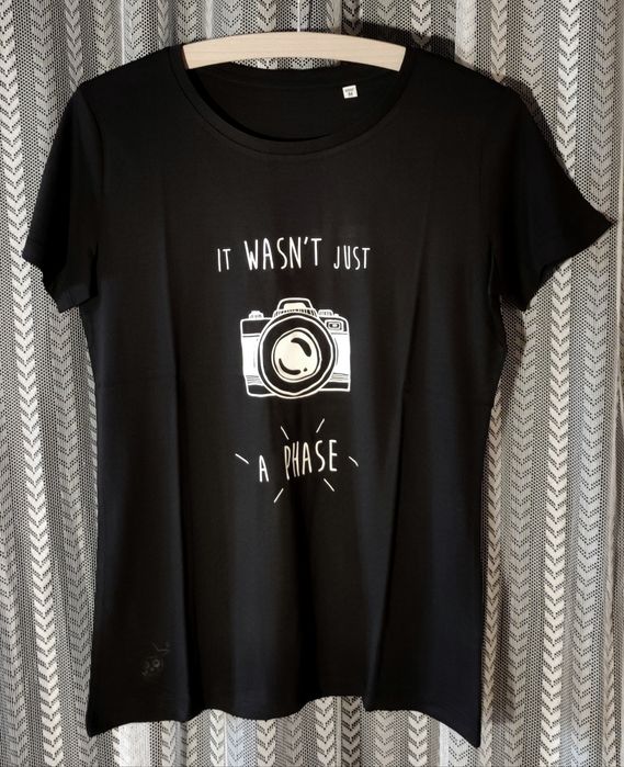 T-shirts "Não Era Apenas Uma Fase" pretas mulher II