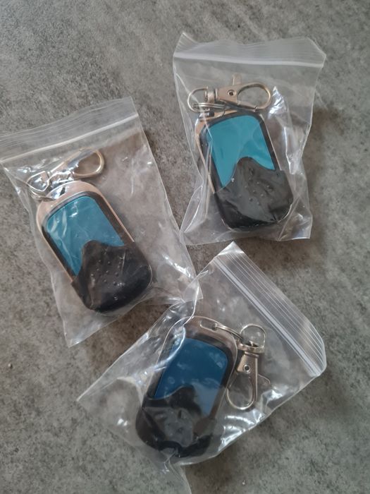 Zestaw 3 uniwersalnych pilotów do bramy automatycznej. 433,92 MHz