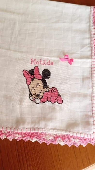 fralda e babete bordada /  fitinha de chupeta