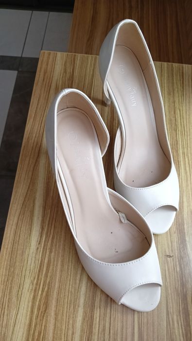 Buty szpilki jasne 39