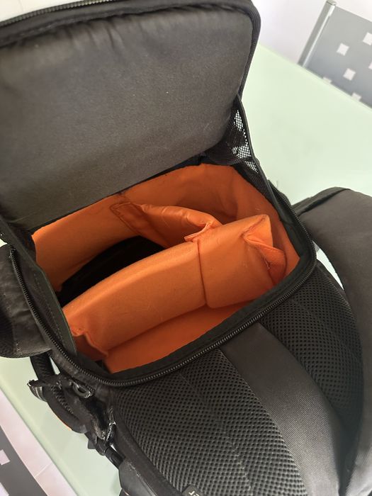 Mala fotografia Vanguard com divisórias para arrumação.